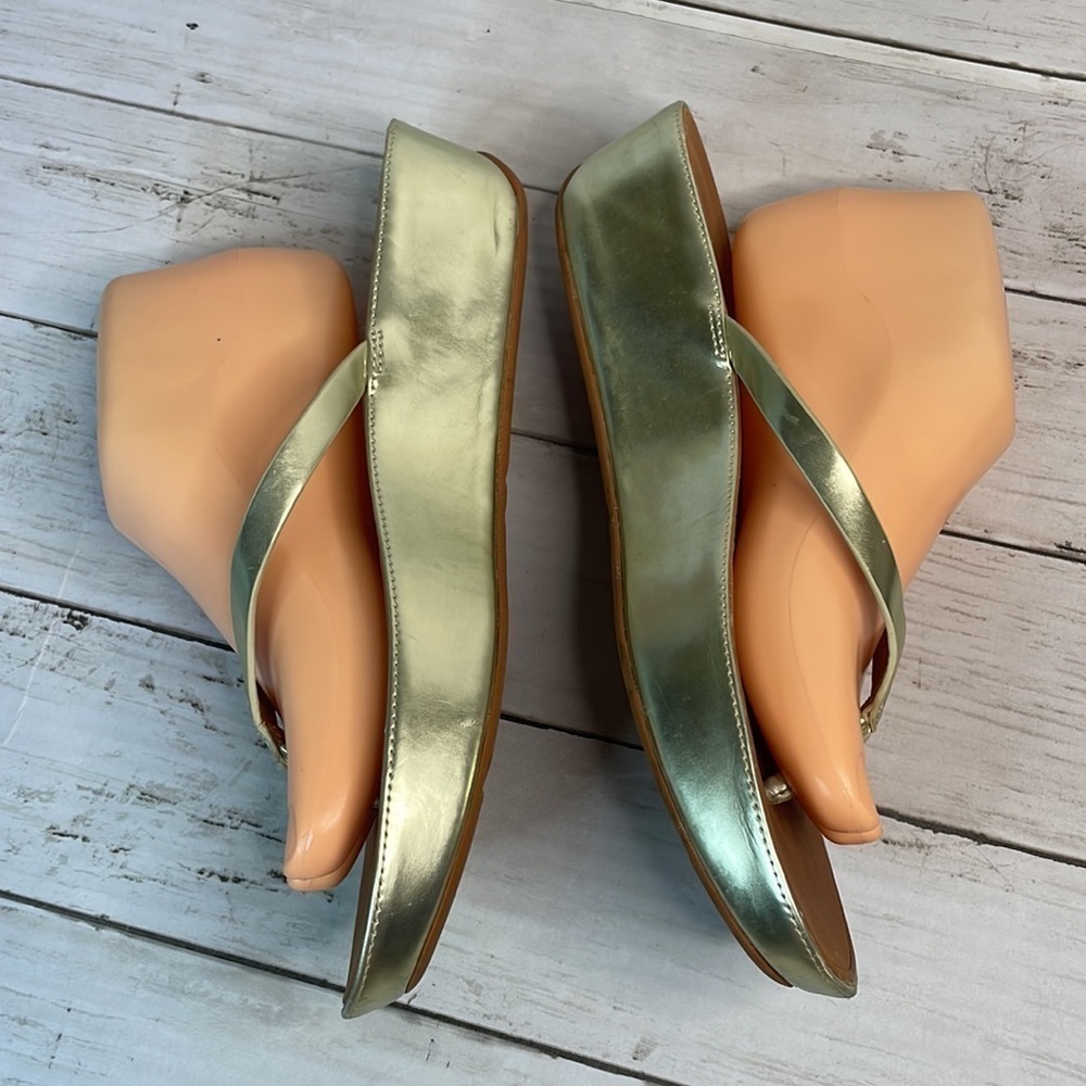 Fitflop Gold Leather Wedge Thong Sandal - Picture 13 of 14